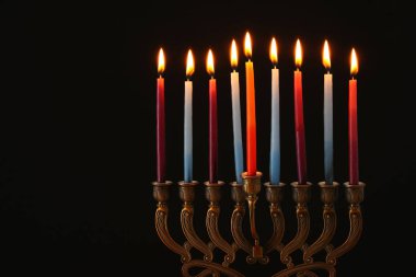 Anahtar Yahudi tatil Hanukkah menorah (geleneksel Mumluk) ile arka plan görüntüsünü düşük ve mumlar yanan