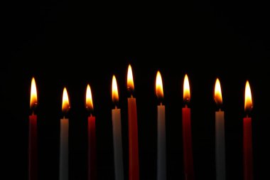 Anahtar Yahudi tatil Hanukkah menorah (geleneksel Mumluk) ile arka plan görüntüsünü düşük ve mumlar yanan