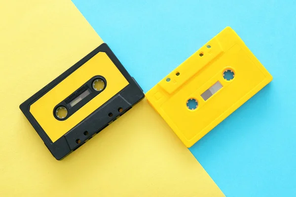 Fita Cassete Retro Sobre Fundo Colorido Duplo Amarelo Azul Vista — Fotografia de Stock