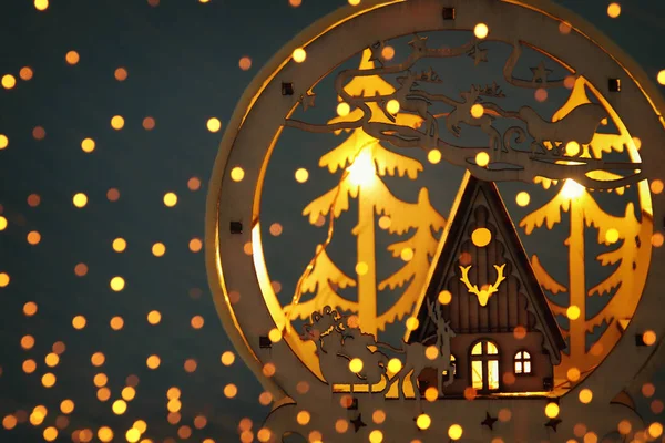 Nízké Klíč Obrázek Kouzelné Vánoční Scény Dřevěný Borovicový Les Chýše — Stock fotografie