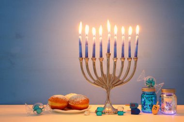 Yahudi tatil Hanukkah menorah (geleneksel Mumluk ile arka plan görüntü)