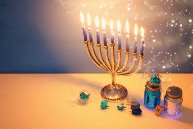 Yahudi tatil Hanukkah menorah (geleneksel Mumluk) ve mumlar arka plan görüntü