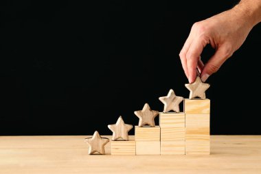 Beş yıldızlı bir hedef belirlemenin konsepti. Derecelendirme, sıralama, değerlendirme ve sınıflandırma fikrini yükselt