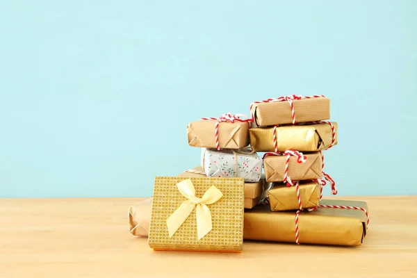 Bild Von Handgemachten Verpackten Geschenkschachteln Über Holztisch — Stockfoto