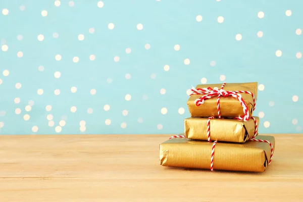 Foto Van Handgemaakt Geschenkdozen Verpakt Houten Tafel — Stockfoto