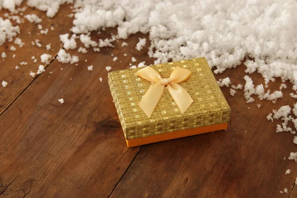 雪に覆われた木製のテーブルに手作りのプレゼント ボックスの上面画像 — ストック写真