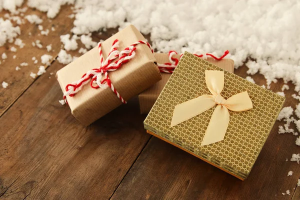 Bild Von Oben Von Handgefertigten Geschenkboxen Über Schneebedecktem Holztisch — Stockfoto