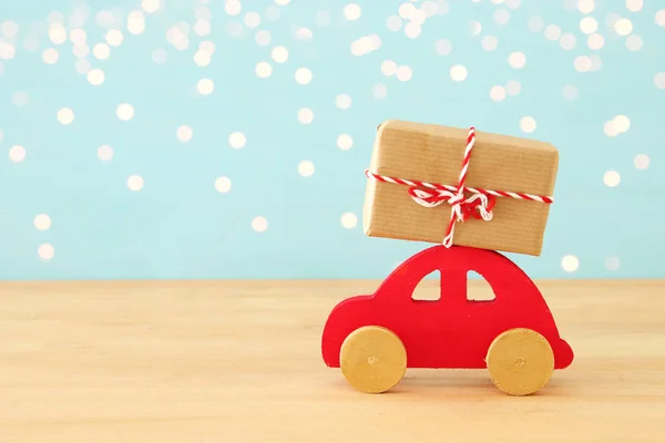 Drewniane Czerwony Samochód Niosąc Prezent Boże Narodzenie — Zdjęcie stockowe