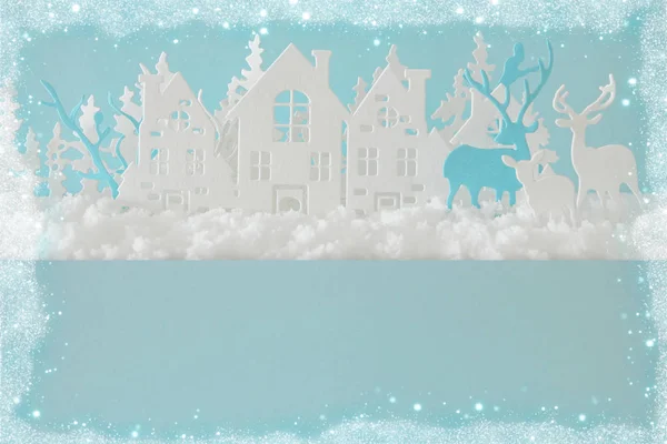 魔法のクリスマス ペーパー カット冬背景風景に 鹿とパステル ブルーの背景の前に雪 — ストック写真