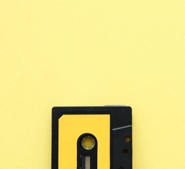 Retro kaset sarı zemin üzerinde. üstten görünüm. kopya alanı