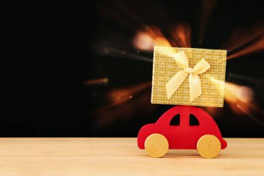 Bir Noel hediyesi taşıyan ahşap kırmızı araba