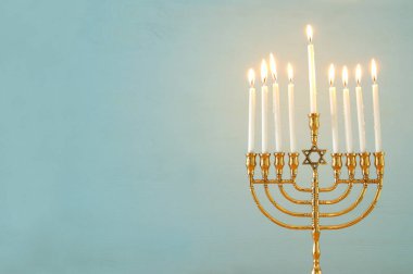 Yahudi tatil Hanukkah menorah (geleneksel Mumluk) ve mumlar arka plan görüntü.