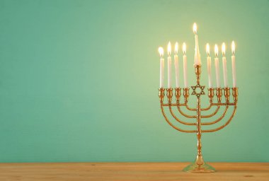 Yahudi tatil Hanukkah menorah (geleneksel Mumluk) ve mumlar arka plan görüntü.