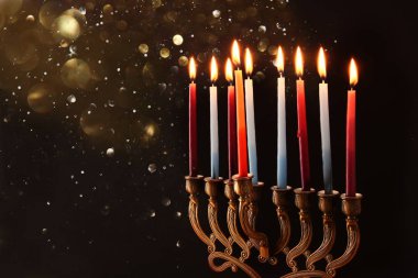 Anahtar Yahudi tatil Hanukkah menorah (geleneksel Mumluk) ile arka plan görüntüsünü düşük ve mumlar yanan