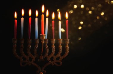Anahtar Yahudi tatil Hanukkah menorah (geleneksel Mumluk) ile arka plan görüntüsünü düşük ve mumlar yanan