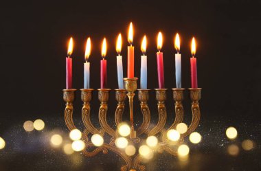 Yahudi tatil Hanukkah menorah (geleneksel Mumluk) ve mumlar arka plan görüntü