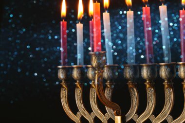 Yahudi tatil Hanukkah menorah (geleneksel Mumluk) ve mumlar arka plan görüntü