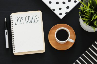 Üstten görünüm 2019 defter, ahşap Resepsiyon üzerinde kahve ile listesi gol