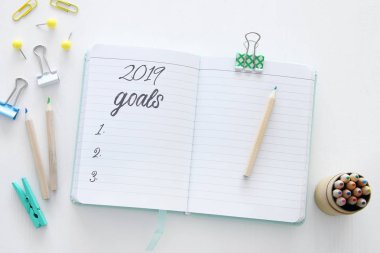 Üstten görünüm 2019 defter üzerinde ahşap beyaz resepsiyon ile listesi gol