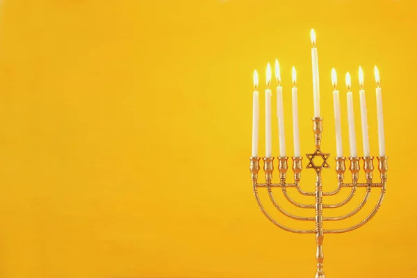 Изображение еврейского праздника Ханука фон с менорой (традиционные канделябры) и свечами . — стоковое фото