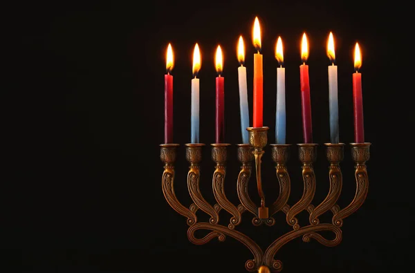 低关键的犹太节日光明节背景与烛台 传统烛台 形象和燃烧的蜡烛 — 图库照片