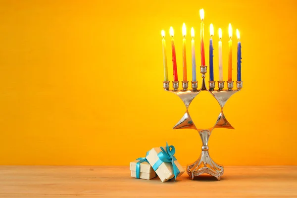 形象的犹太节日光明节背景燃烧蜡烛和烛台 传统烛台 — 图库照片