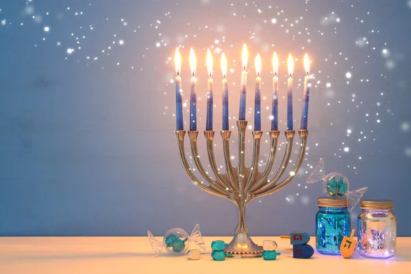 Afbeelding van Joodse vakantie Hanukkah achtergrond met menora (traditionele kandelaar) en kaarsen. — Stockfoto