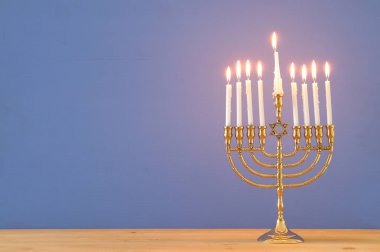 Yahudi tatil Hanukkah menorah (geleneksel Mumluk) ve mumlar arka plan görüntü