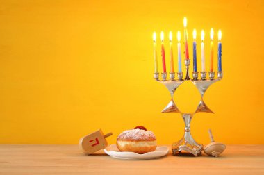 Yahudi bayramı Hanuka arka plan geleneksel spinnig üst, Yedi Kollu Şamdan (geleneksel Mumluk) ve yanan mum ile görüntü