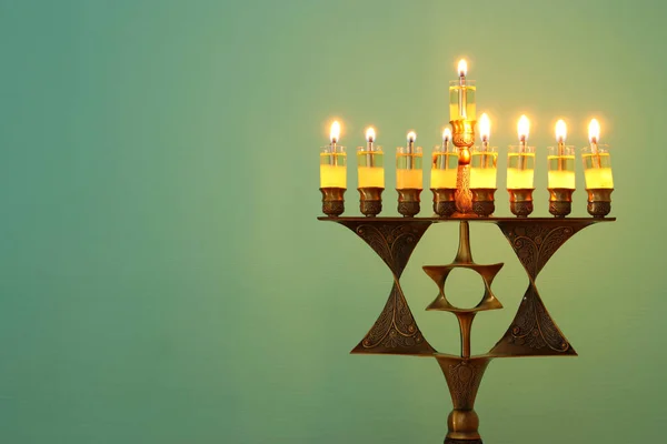 Immagine della festa ebraica Hanukkah sfondo con menorah (candelabro tradizionale) e candele ardenti . — Foto Stock
