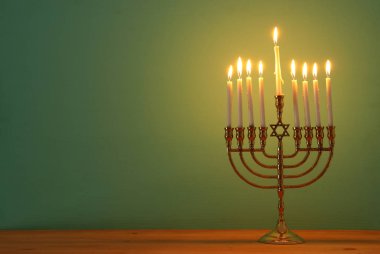 Yahudi tatil Hanukkah menorah (geleneksel Mumluk) ve mumlar arka plan görüntü