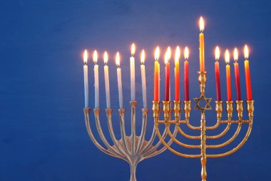 Yahudi tatil Hanukkah menorah (geleneksel Mumluk) ve mumlar arka plan görüntü