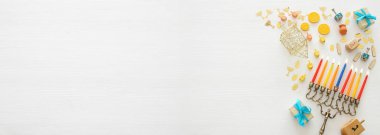 Yahudi tatil geleneksel spinnig üst, yedi Kollu Şamdan (geleneksel Mumluk) ve yanan mum Hanukkah arka plan afiş