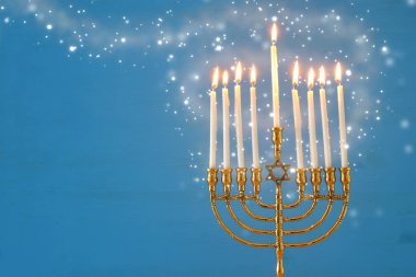 Yahudi tatil Hanukkah menorah (geleneksel Mumluk) ve mumlar arka plan görüntü