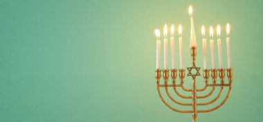 Yahudi tatil Hanukkah menorah (geleneksel Mumluk) ve mumlar arka plan görüntü