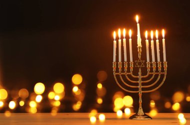 Yahudi tatil Hanukkah menorah (geleneksel Mumluk) ve mumlar arka plan görüntü
