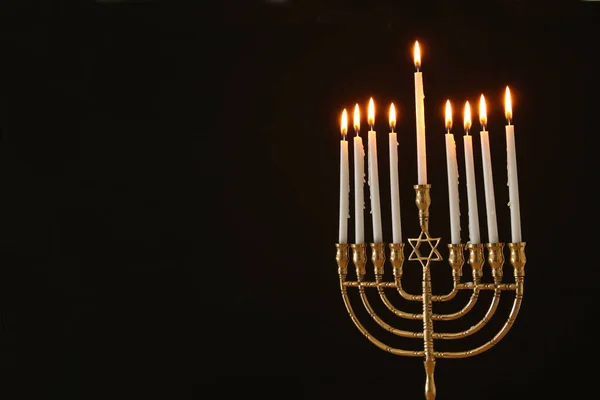 A zsidó ünnep a Hanukkah menorah (hagyományos kandeláberek) és a gyertyák háttér kép. — Stock Fotó