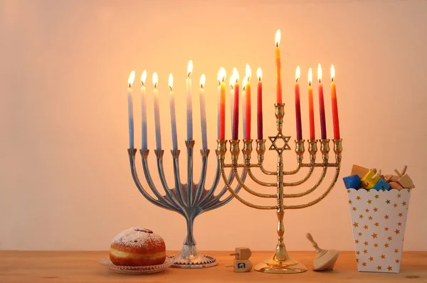 Imagen de las vacaciones judías fondo de Hanukkah con la parte superior tradicional spinnig, menorah (candelabros tradicionales) y velas encendidas . —  Fotos de Stock