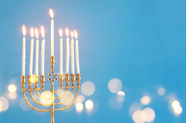 Afbeelding van Joodse vakantie Hanukkah achtergrond met menora (traditionele kandelaar) en kaarsen. — Stockfoto