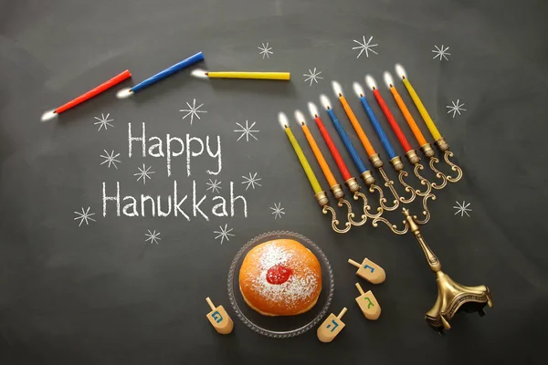 Imagem de férias judaicas Hanukkah fundo com top spinnig tradicional, menorah (candelabro tradicional) e velas acesas . — Fotografia de Stock