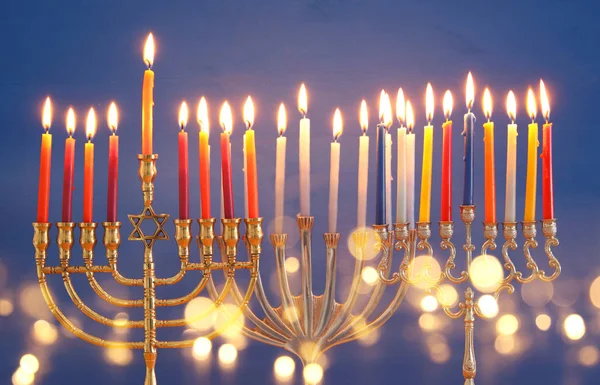 Image de vacances juives Hanoukka fond avec menorah (candélabre traditionnel) et bougies . — Photo