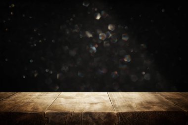 rustik ahşap masa glitter önünde siyah ve gümüş parlak bokeh ışıklar