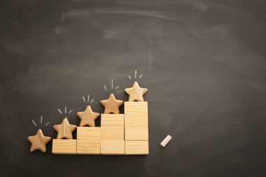 bir beş yıldızlı hedef belirleme kavramı görüntü. derecelendirme veya sıralama, değerlendirme ve sınıflandırma fikir artırmak. Üstten görünüm. Düz yatıyordu