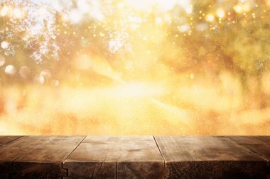 Açık rustik ahşap plakalar ve arka plan orman görüntüsü.