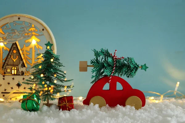 Красный Деревянный Автомобиль Рождественской Елкой Снегу Перед Синим Фоном Золотыми — стоковое фото