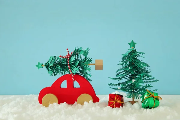 Auto Legno Rosso Che Trasporta Albero Natale Sulla Neve Davanti — Foto Stock