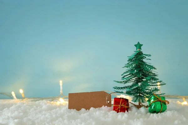 Imagen Árboles Navidad Papel Sobre Nieve Blanca Luces Doradas Guirnalda —  Fotos de Stock