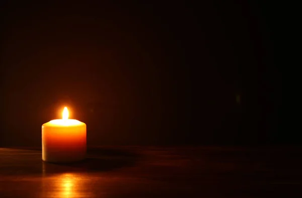 Velas Ardientes Sobre Fondo Negro —  Fotos de Stock