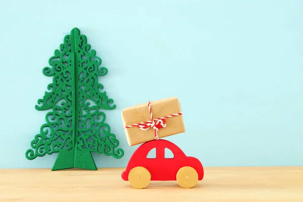 Drewniane Czerwony Samochód Niosąc Prezent Boże Narodzenie — Zdjęcie stockowe