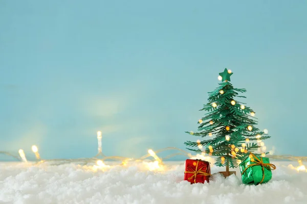 Bild Von Papier Weihnachtsbäumen Über Weißem Schnee Und Goldenem Lichterkranz — Stockfoto